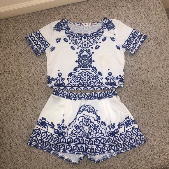 Traded 👀 White & Blue 2 piece set - Picture 2 of 4